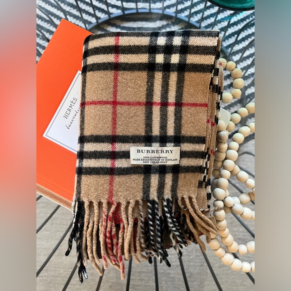 BURBERRY Novacheck Unisex Scarf in traditional Camel, Black and Red Colorway. - Picture 4 of 10